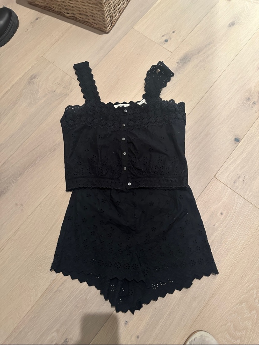 Doen black eyelet set
